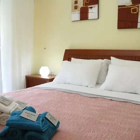 Julie's Holiday Flat 1 *